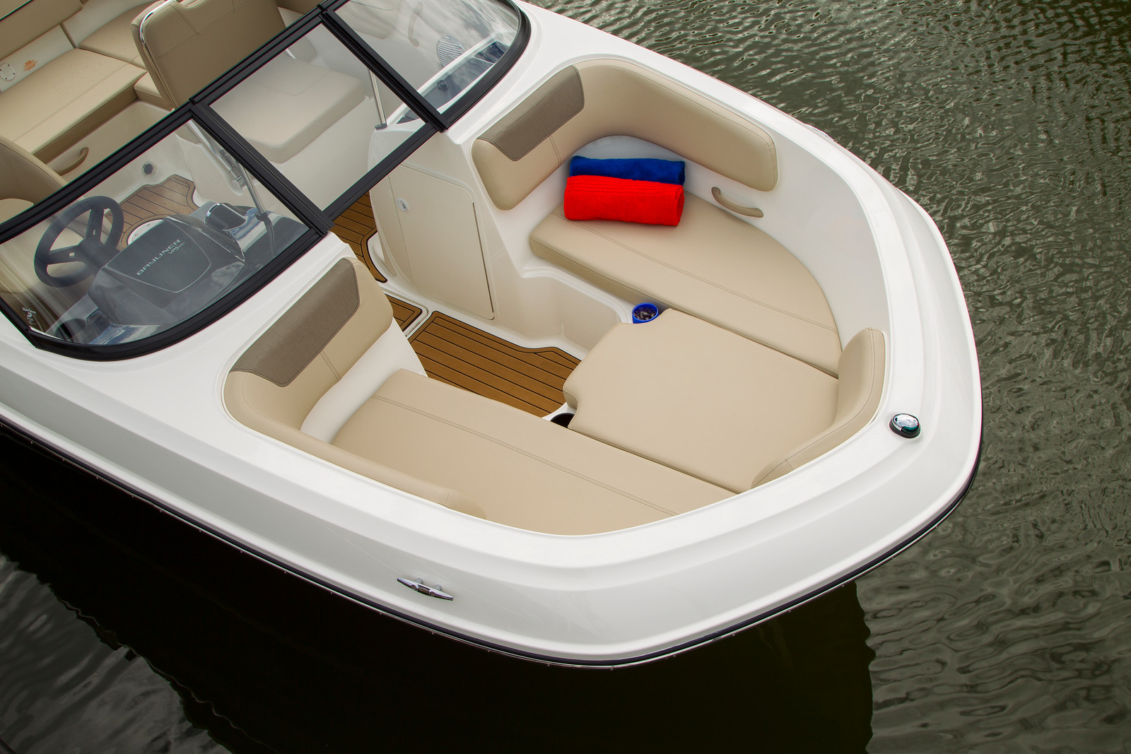 Bayliner VR6 med MerCruiser sterndrive - 2